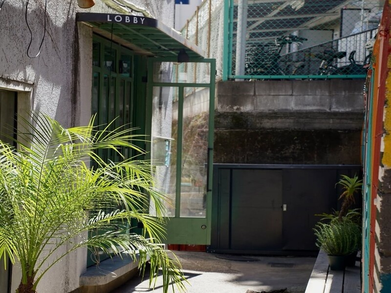 「池尻大橋駅」東口から徒歩3分。東口を出たらすぐ左側にある商店街を進み、4つ目の角を左に曲がります。コインパーキングと八雲の間を奥に進むと入口がございます。