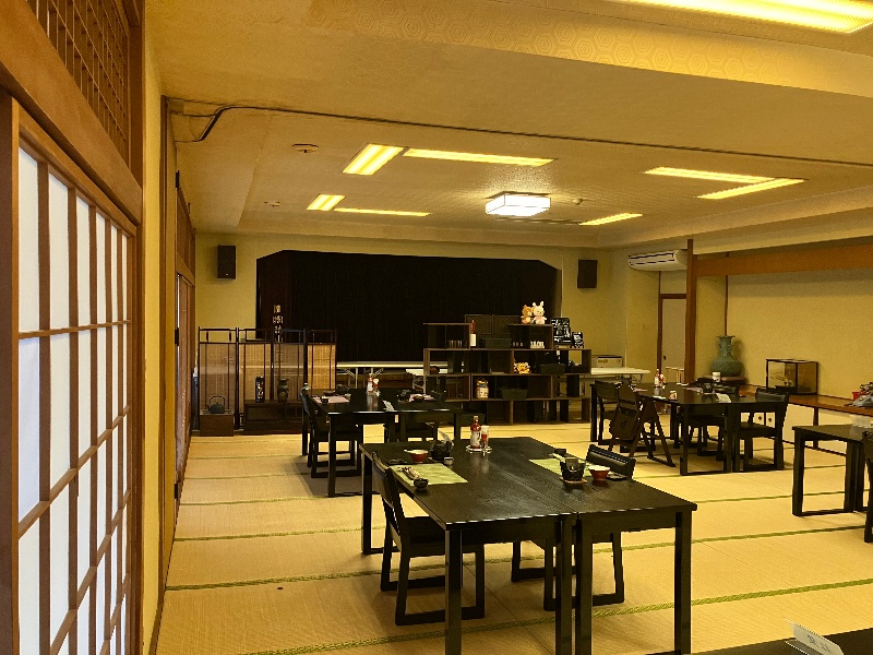 会社の皆様でプロジェクターを使った会議を行ったり、合宿の仲間と打合せを行ったりと、多目的にご利用下さい。