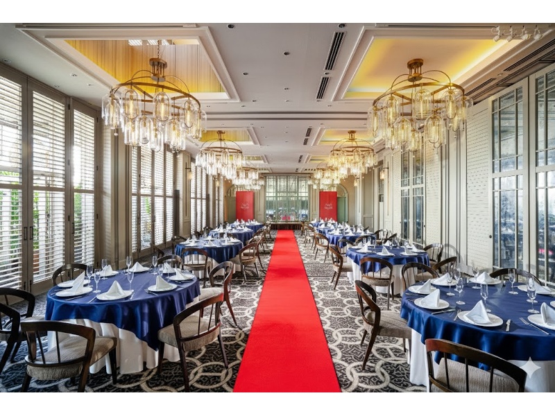 華やかなパーティからセミナーや研修会まで、報奨や展示会まで幅広くご利用いただけます。装飾がなくとも、会場のしつらえと大窓から差し込む光が会場を華やかに演出。