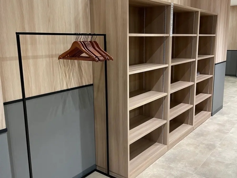 ハンガーラック（ハンガー20本）、手荷物などを置けるオープン棚
