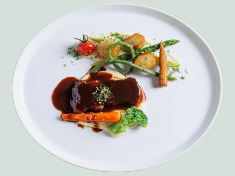 季節を味わう、シェフお任せコース。
4,800円〜のコース料理は、ちょっと背伸びしたい夜にも、
気取らず楽しみたい地元の夜にもぴったり。