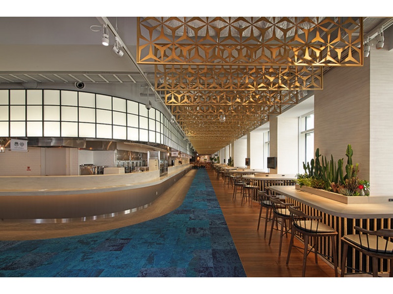 印象的な天井デザインが特徴のスタイリッシュ空間。洗練された雰囲気で特別感のある宴会に。