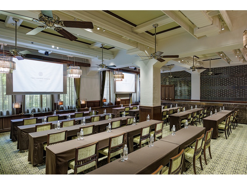 ラグジュアリーでありながら、どこか温かみのある会場。
ご自宅に大切な人をお招きするように、ご家族やご友人、親しい人とのかけがえのない時間を気兼ねなく楽しめる空間。会場にはカウンターキッチンが併設され、ゲストが行き来することで自然な動きと会話が生まれます。