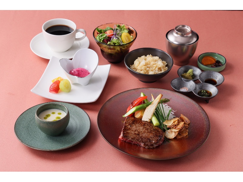 【国産牛ロースステーキランチ】 鉄板焼きレストランには珍しい個室も完備し お客様を招いてのビジネスシーンにも最適