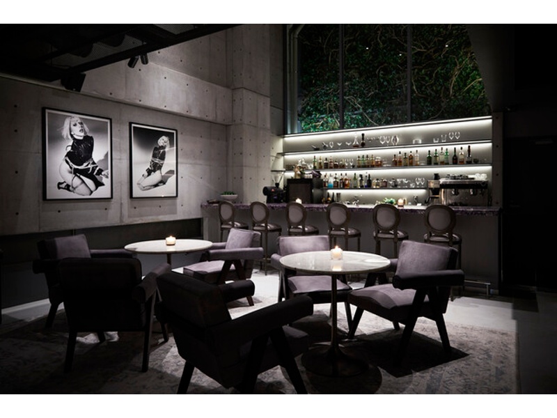 モダンで落ち着いたテーブル席エリア。ゆったりとしたレイアウトで、会話を楽しむパーティーにぴったりの空間です。