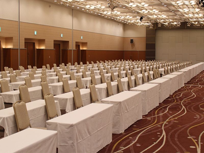 2F 大宴会場 鳳 凰
ご利用人数に合わせて会場を最大4分割にすることも可能。講演会、記念パーティー、セレモニーなど、多目的にご利用いただけます。