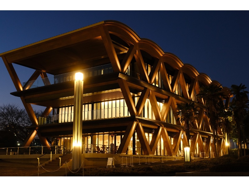 【外観】
ライトアップされた夜の外観は、ナイトパーティーやアフターパーティーに最適。仕事終わりの懇親会や、雰囲気を大切にした大人の交流イベントにおすすめです。