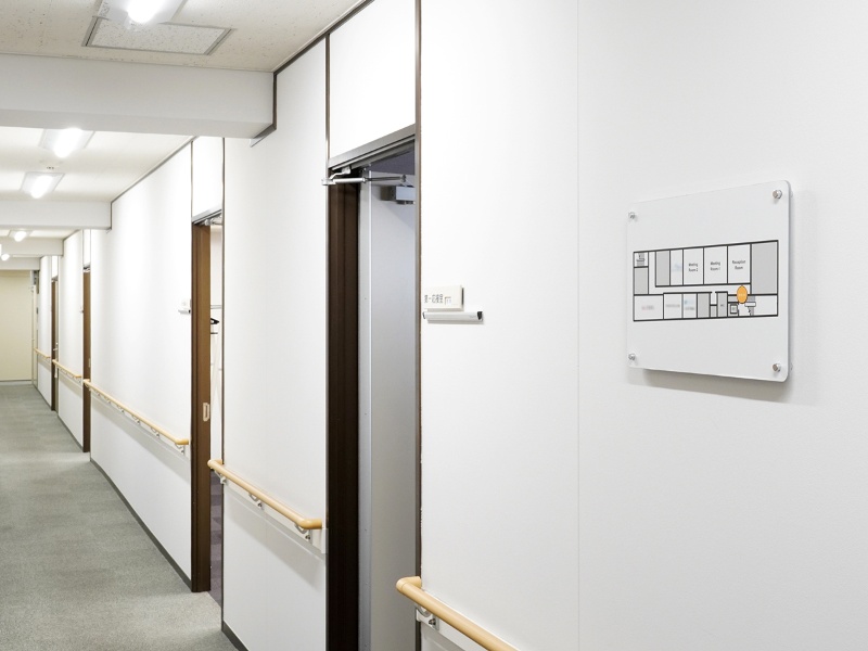 エレベーターを上がると3階廊下に出ます。第一会議室または第二会議室の入り口からお入りください。