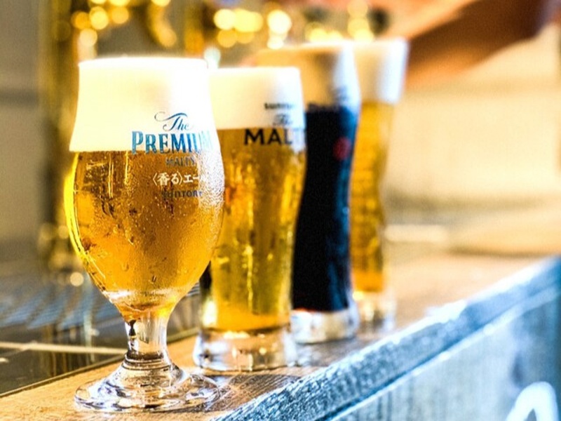 キンキンに冷えた生ビールで乾杯！ビアサーバーと焼きたて肉の組み合わせが宴会を最高潮に盛り上げる