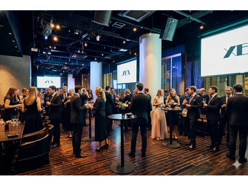 The BAR　
着席:90名　立食:180名
3面の大型スクリーン完備