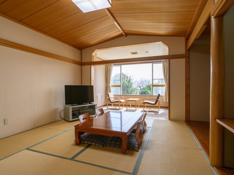 障子越しに差し込む光と、畳の香りに包まれるやすらぎの和空間。 グループでもゆったりとくつろげる広さと、ほっとひと息つける縁側風のスペースが、滞在にやさしい余白を与えてくれます。