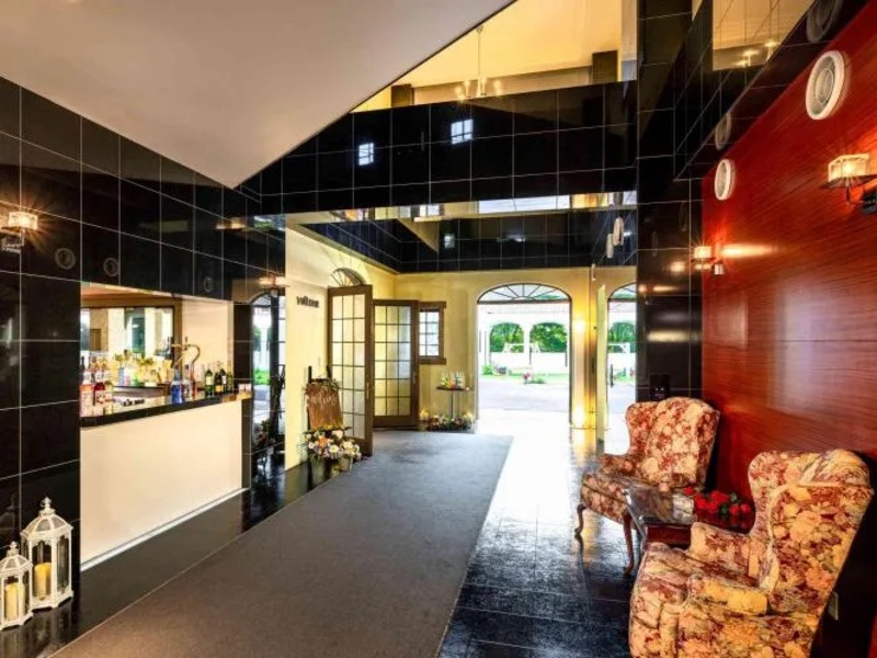 ゲストに寛いでいただくパーティ会場前ホワイエも広々と設けています。