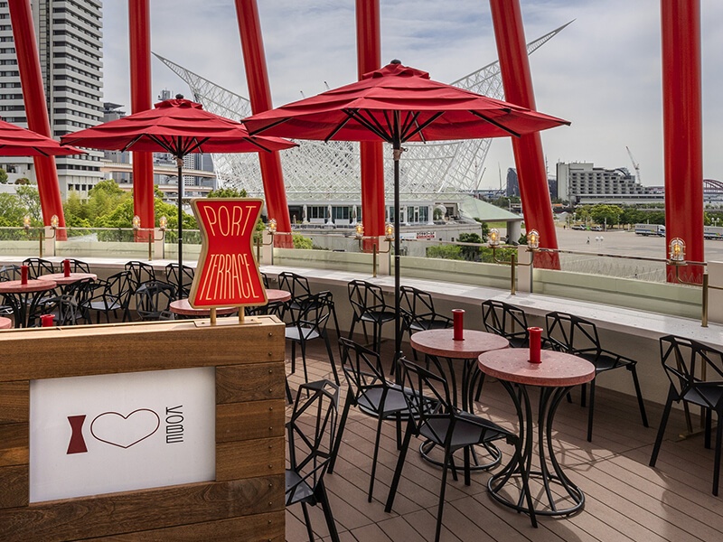 神戸のランドマーク、ポートタワー無料エリアで楽しむ本格パーティー。テラス席では港町ならではの風を感じながら特別なひとときを。