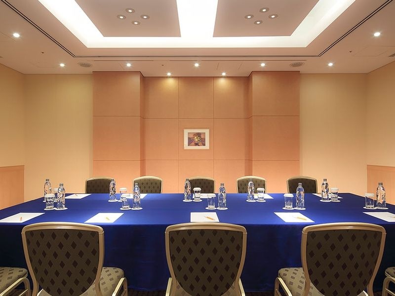 小宴会場「虹」「輝」「彩」「響」
18名様から40名様程度のお集まりにご利用いただける小宴会場。会議、ご会合をはじめ、アットホームな雰囲気のパーティに最適です。
