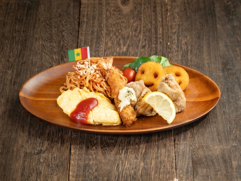 【お子様パスタ】トマトパスタ、エビフライ、チキンフリット、オムレツ、ポテトフライと盛りだくさん。ご注文は小学生以下のお客様に限らせていただきます。その他のお子様メニューもございます。