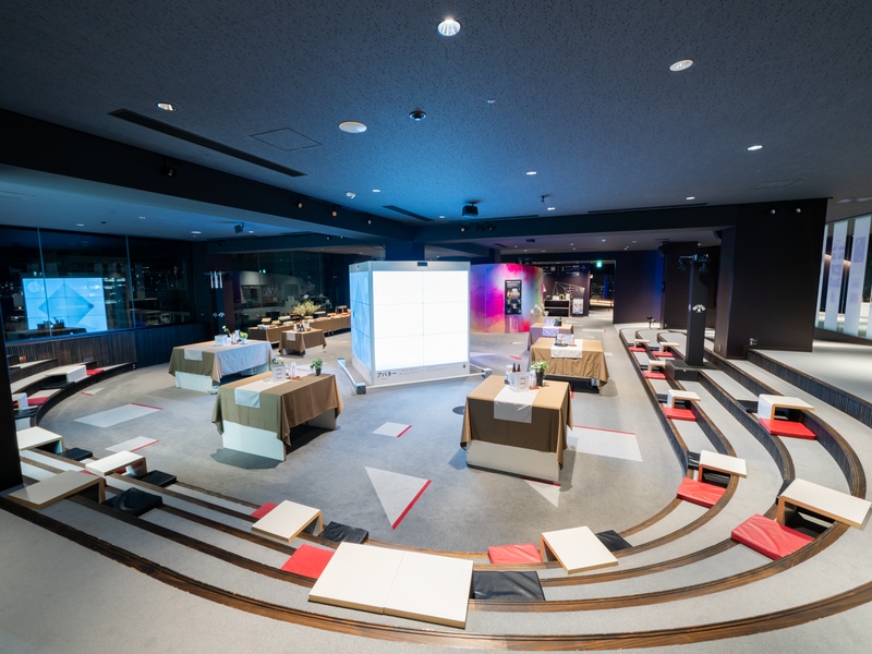 パーティー会場：12F おりづる広場
会場面積　633.8㎡
立食ビュッフェ　50名～150名

映像投影と音響設備があります。