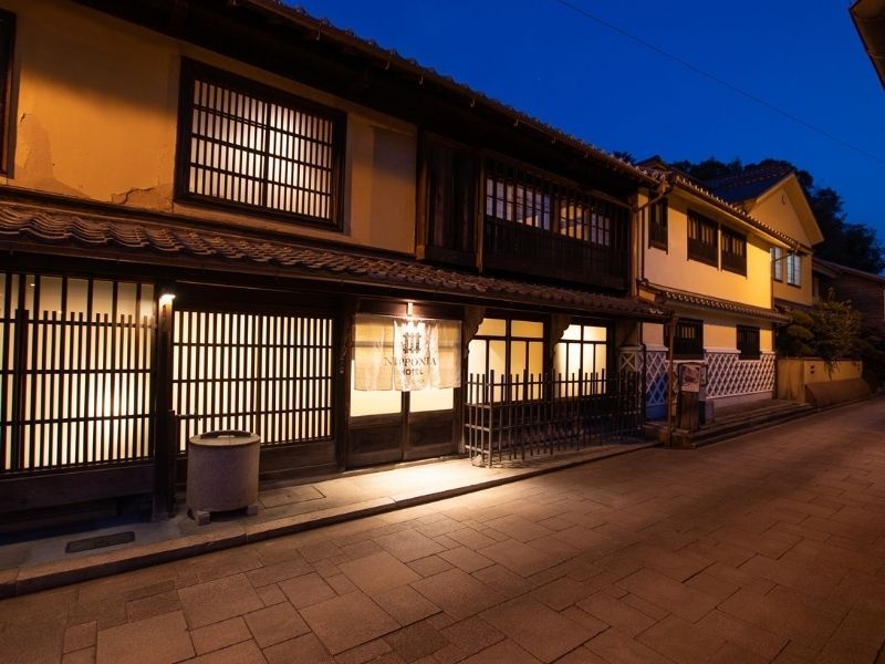 大洲城、歴史的建築のまち並み
独自の歴史・文化や四季折々の自
然があふれる大洲城下町。
「観る」から「泊まる」へ
日本の歴史と文化を体感する
何度も訪れたくなる旅。
