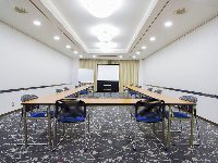最大シアター型で７０名収容可能です。<br /><br />お客様の用途に合わせてレイアウトさせていただきます。<br /><br />「会議・研修・セミナー・展示会・パーティー等」、様々なニーズに合わせてご利用いただけます。