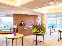 地上100ｍから大パノラマ。眼下に広がる新宿御苑と代々木公園の季節の移り変わりを眺めながらのパーティーに最適です。思い出の１ページに是非加えてください。