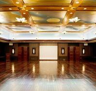 中宴会場　飛鳥<br /><br />正餐：140名<br />立食：150名<br />会議（シアター）：300名<br />会議（スクール）：210名<br /><br />広さ：248㎡（75坪）<br />天井高：4.4m