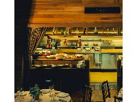オープンキッチンのライブ感とともに、食材本来の美味しさを活かしたお料理はパーティに華を添える。