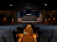 6.7F Theater Mixa<br />形 態：座席型シアター<br />会場⾯積：341.86㎡ (6F 264.83 ㎡、7F 77.03 ㎡)<br />ステージ：W11,100mm×D7,300mm×H1,040mm （スクリーンなし、映像設備なし）