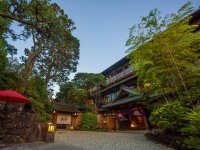 春日大社一の鳥居前にたたずむ本格会席料理をお楽しみいただけます。