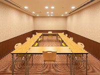 最大シアター型で３０名収容可能です。<br /><br />企業説明会・講演会・研修会・会議 など様々な用途にご対応致します。<br />また、アパレル展示会やイベントルームとしてのご利用にも最適です。
