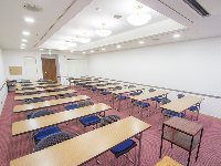 最大シアター型で８０名収容可能です。<br /><br />お客様の用途に合わせてレイアウトさせていただきます。<br /><br />「会議・研修・セミナー・展示会・パーティー等」、様々なニーズに合わせてご利用いただけます。