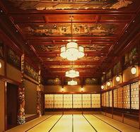 小宴会場　牛若<br /><br />正餐：40名<br />立食：40名<br />会議（シアター）：50名<br />会議（スクール）：25名<br /><br />広さ：74㎡（22坪・45畳）<br />天井高：3.8m