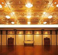 中宴会場　花苑<br /><br />正餐：100名<br />立食：120名<br />会議（シアター）：260名<br />会議（スクール）：180名<br /><br />広さ：215㎡（65坪）<br />天井高：4.2m
