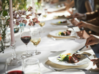 少人数でもご利用いただけるので、会議やセミナー後にちょっとした会食を行うことも可能です。