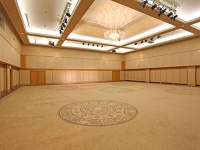 421㎡（128坪）・天井高5ｍ以上の大型会議室<br />大人数での会議でも、しっかりとフィジカルディスタンスを維持できます。