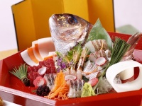【お祝いプラン】顔合わせ・結納　1万円以上のプランは「鯛の姿盛り」付き、お祝いの席をより一層華やかに演出いたします。