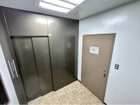 エレベーターで3階にあがると、すぐ左手に会議室のドアがあります。