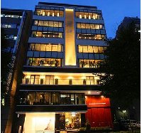 パリのシャンゼリゼ通りのホテルをコンセプトとした結婚式場アルカンシエル横浜。街の中にたたずむ隠れ家的なスポットでいつもと違うちょっと贅沢なパーティーをしてみませんか？