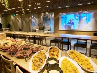 会場内は着席・立食ともに、余裕を持った自由なレイアウトが可能です。
