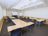 最大シアター型で７０名収容可能です。<br /><br />お客様の用途に合わせてレイアウトさせていただきます。<br /><br />「会議・研修・セミナー・展示会・パーティー等」、様々なニーズに合わせてご利用いただけます。