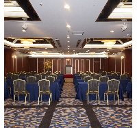 会議（スクール形式）<br />少人数から180名様までの会議が可能です。<br />シアター形式の場合、400名様まで可能でございます。