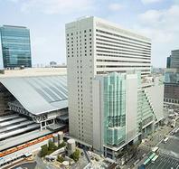 関西交通網の中心・大阪駅に直結した抜群のアクセス。市内はもちろん、全国からのお集まりの会合にも大変便利にお使いいただけます。
