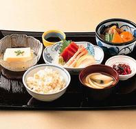お食事は、管理栄養士が作成した献立により健康に配慮した、家庭的な料理を提供しております。