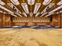 大宴会場　舞扇<br /><br />正餐：500名<br />立食：1000名<br />会議（シアター）：1200名<br />会議（スクール）：720名<br /><br />広さ：838㎡（254坪）<br />天井高：7.8m<br /><br />『舞扇』は2つの空間に分割できます。