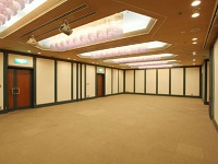 芙蓉の間127㎡（38坪）<br />会議室を利用する目的に応じて、様々なレイアウトでご提案が可能です。人数や使い方に合わせて、担当スタッフがお客様専用のレイアウト図面をご用意し、より良い実施に向けてお手伝いさせていただきます。