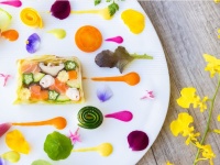 季節に合わせた食材を使用したビュッフェも可能。<br />他にも大皿でのご用意も可能。