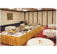 大会議室では立食パーティも可能です。ご予讃に応じてご案申し上げます。30～100名様お料理3,700円税別～承ります。