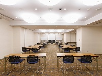 ■こがね（分割利用可）<br />面積：44㎡〜140㎡<br />料金：¥20,000〜¥62,000／3時間<br />スクール型：24〜99名<br />シアター型：40〜128名<br />口の字型：24〜54名