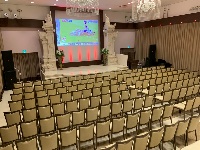 メイン会場シアター300席。スポーツ観戦やファンイベント、企業セミナーなど様々な場面データ