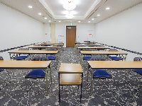 最大シアター型で７０名収容可能です。<br /><br />お客様の用途に合わせてレイアウトさせていただきます。<br /><br />「会議・研修・セミナー・展示会・パーティー等」、様々なニーズに合わせてご利用いただけます。