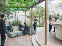 【屋外でのご宴会も】<br />会場内に限らず、ガーデンを使用したご宴席も可能でございます。<br />青空の下、アートグレイス大宮だけでしか味わえない時間をお過ごしいただけます。