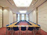 最大シアター型で５０名収容可能です。<br /><br />お客様の用途に合わせてレイアウトさせていただきます。<br /><br />「会議・研修・セミナー・展示会・パーティー等」様々なニーズに合わせてご利用いただけます。
